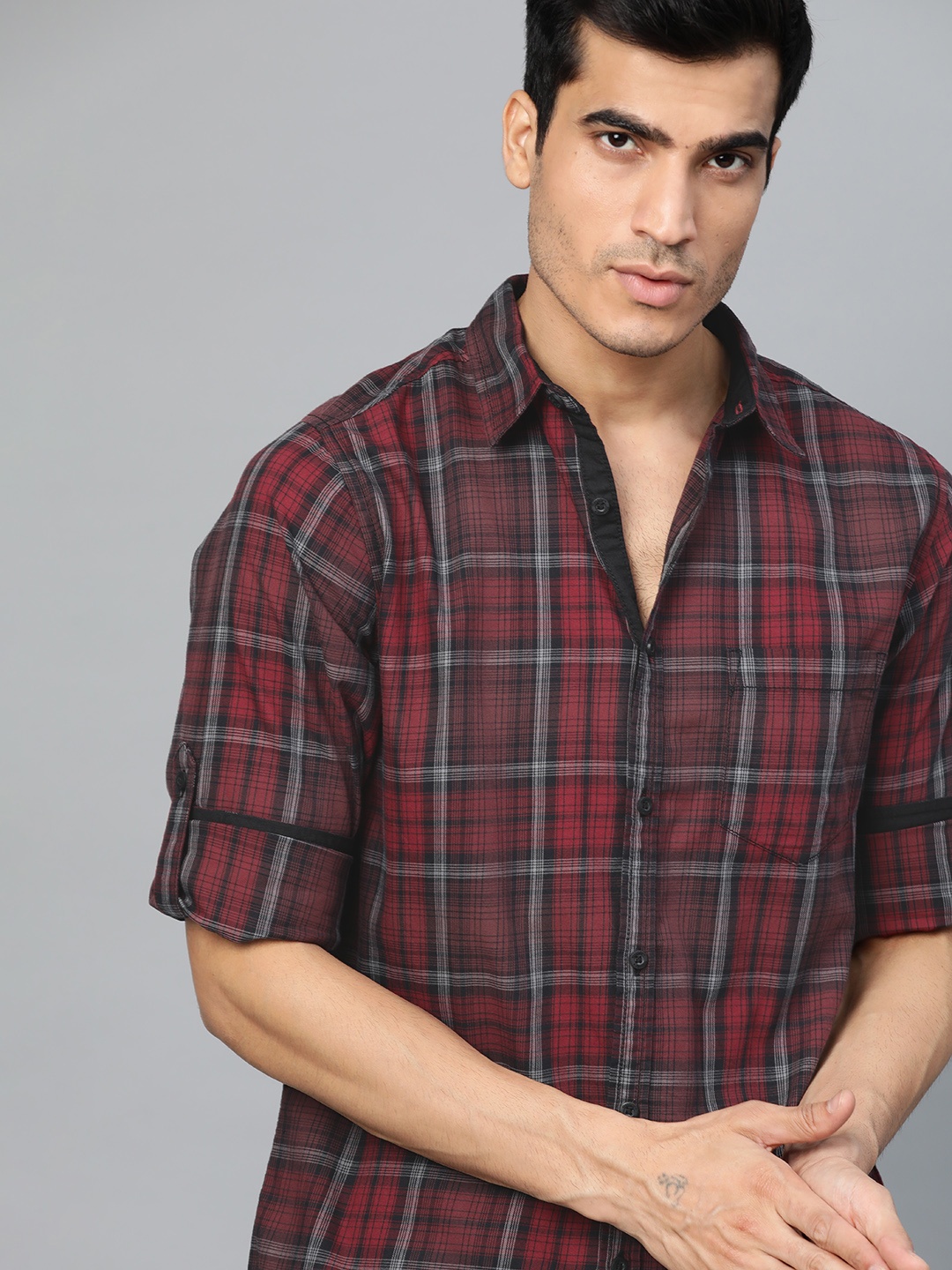 

Roadster Men Maroon & Black Regular Fit Checked Casual Shirt