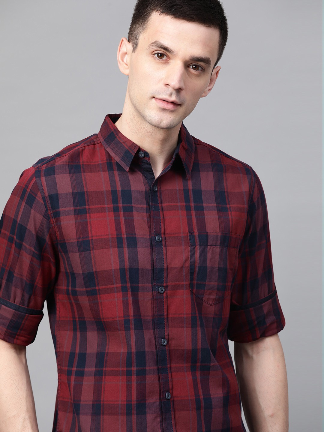 

Roadster Men Navy Blue & Maroon Regular Fit Checked Casual Shirt
