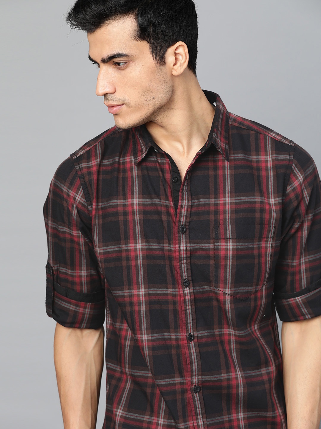 

Roadster Men Black & Red Regular Fit Checked Casual Shirt