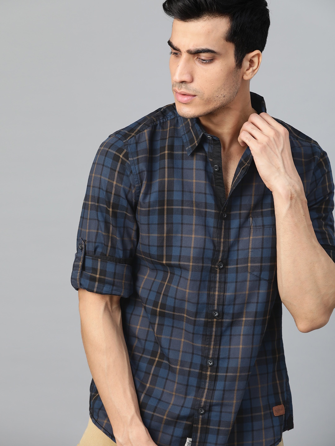 

Roadster Men Navy Blue & Black Regular Fit Checked Casual Shirt