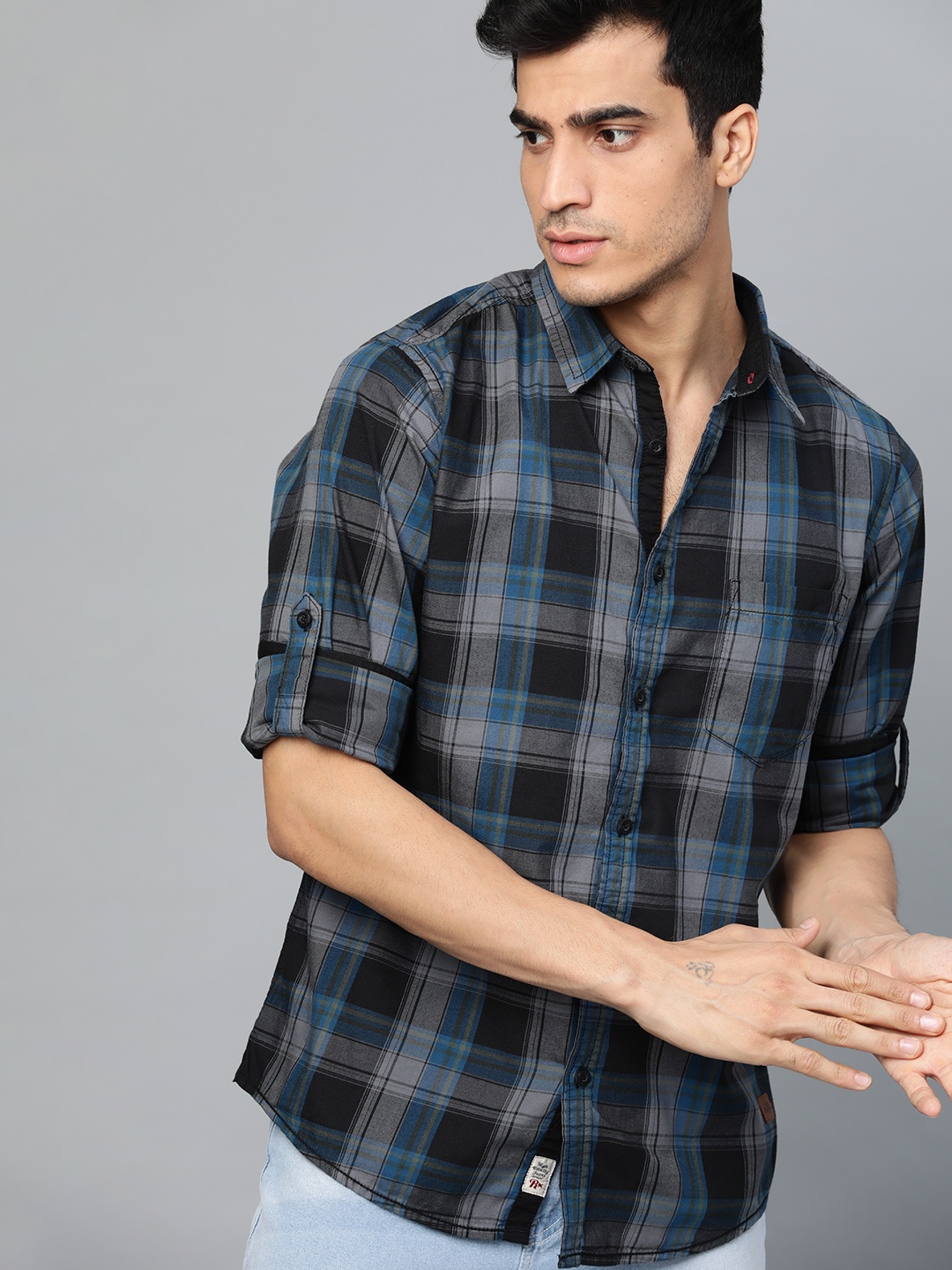 

Roadster Men Black & Teal Blue Regular Fit Checked Casual Shirt
