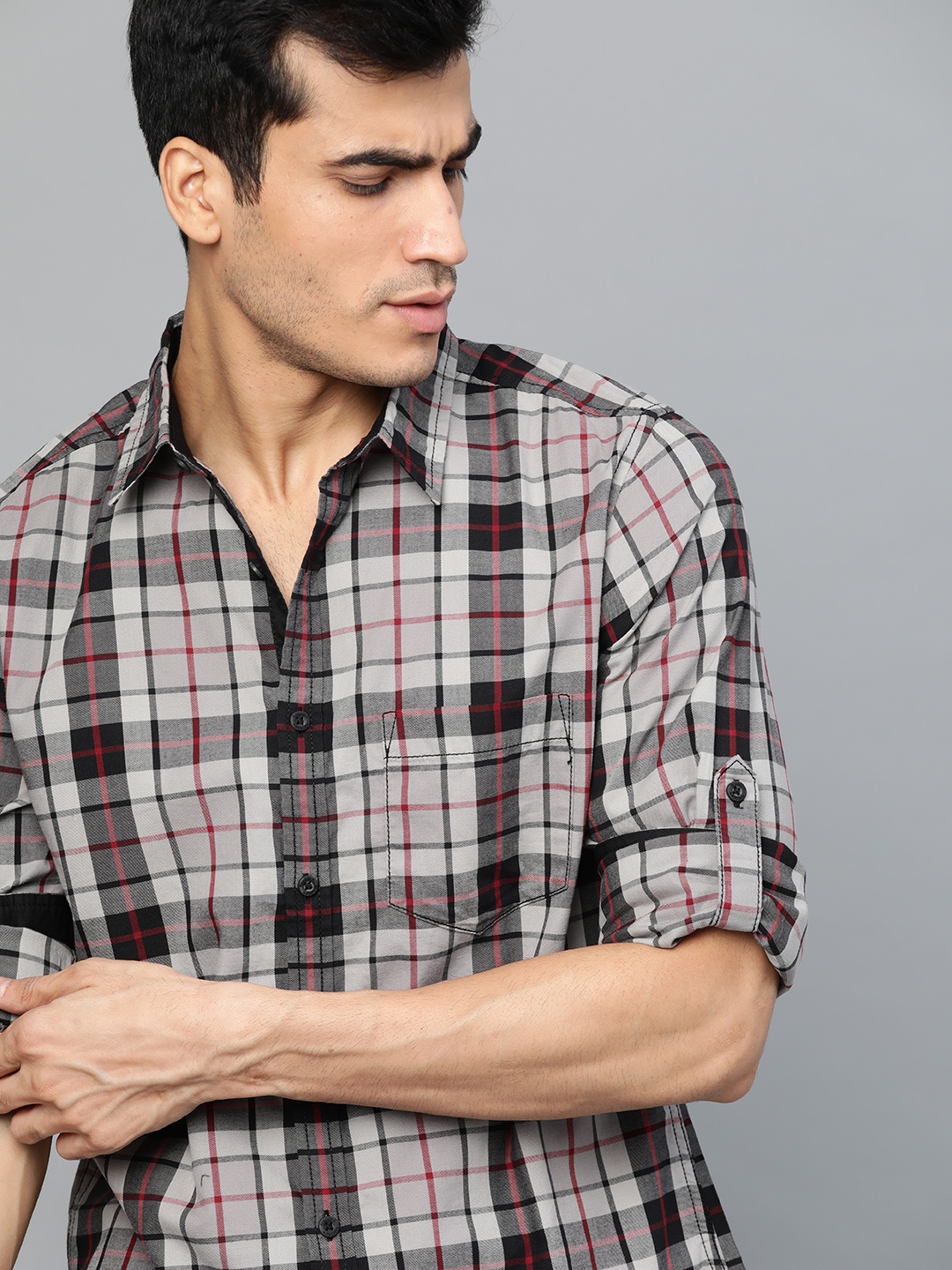 

Roadster Men Grey & Black Regular Fit Checked Casual Shirt