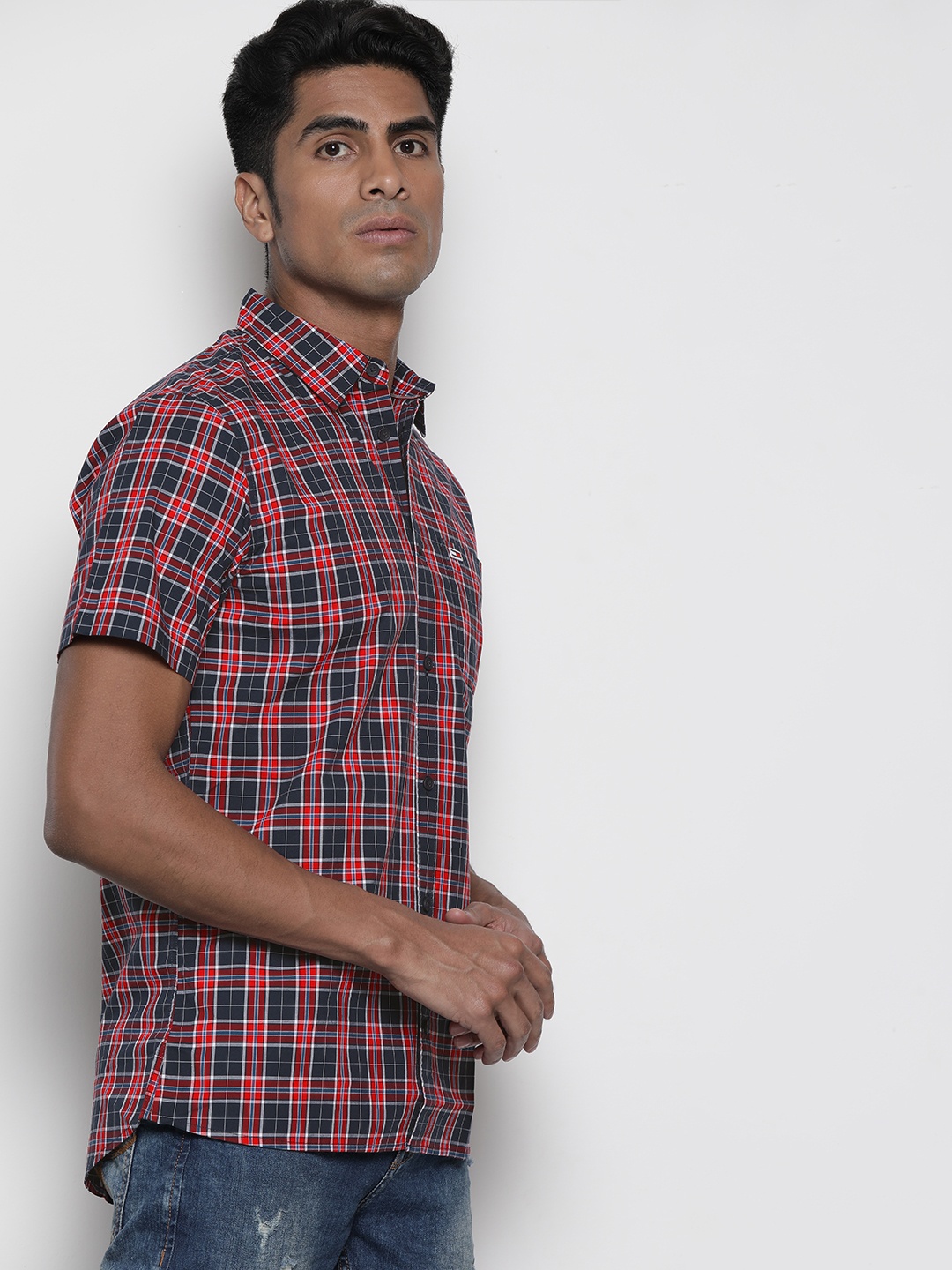 

Tommy Hilfiger Men Red & Navy Blue Regular Fit Checked Casual Shirt