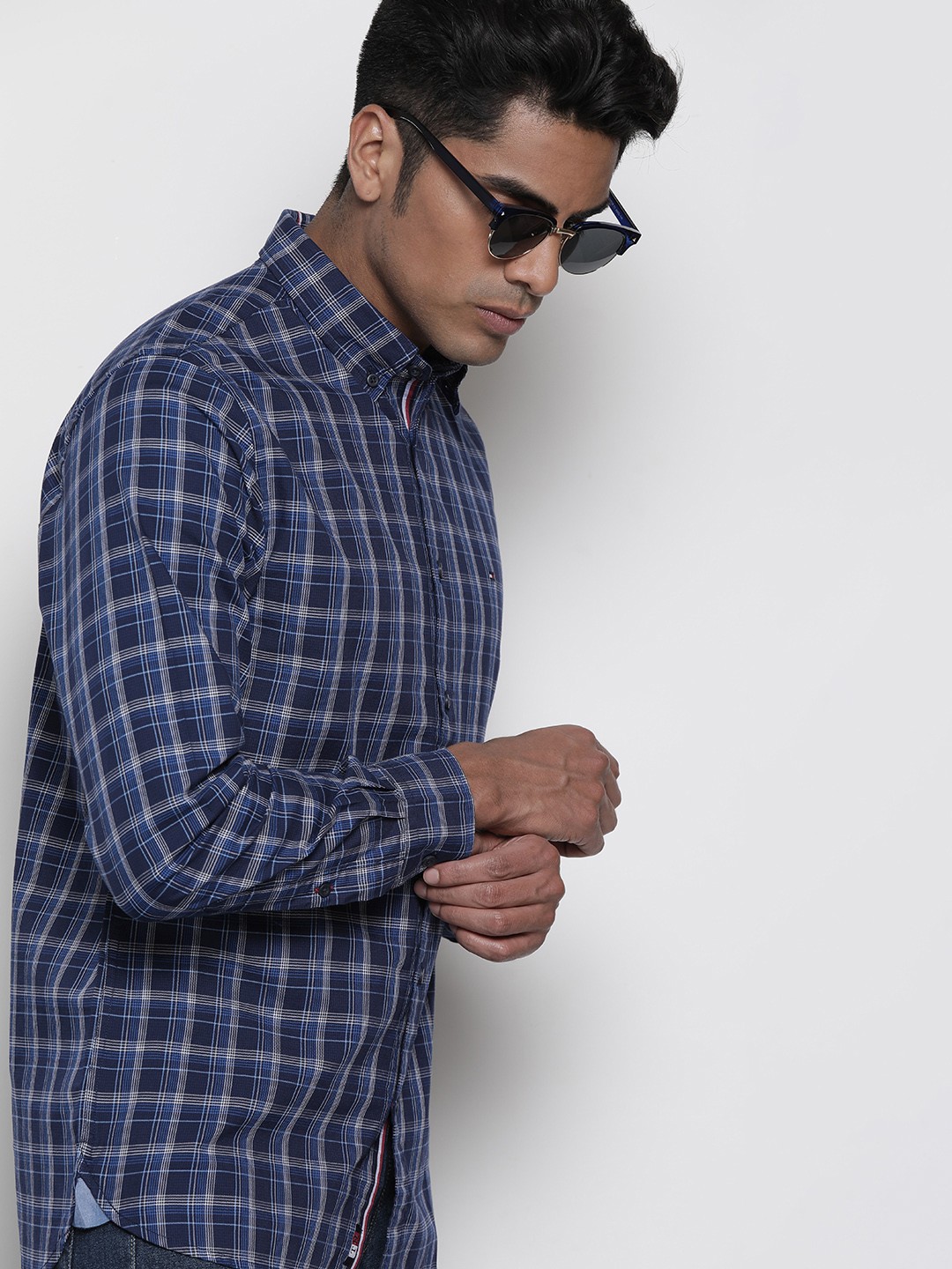 

Tommy Hilfiger Men Blue & Beige Regular Fit Checked Casual Shirt