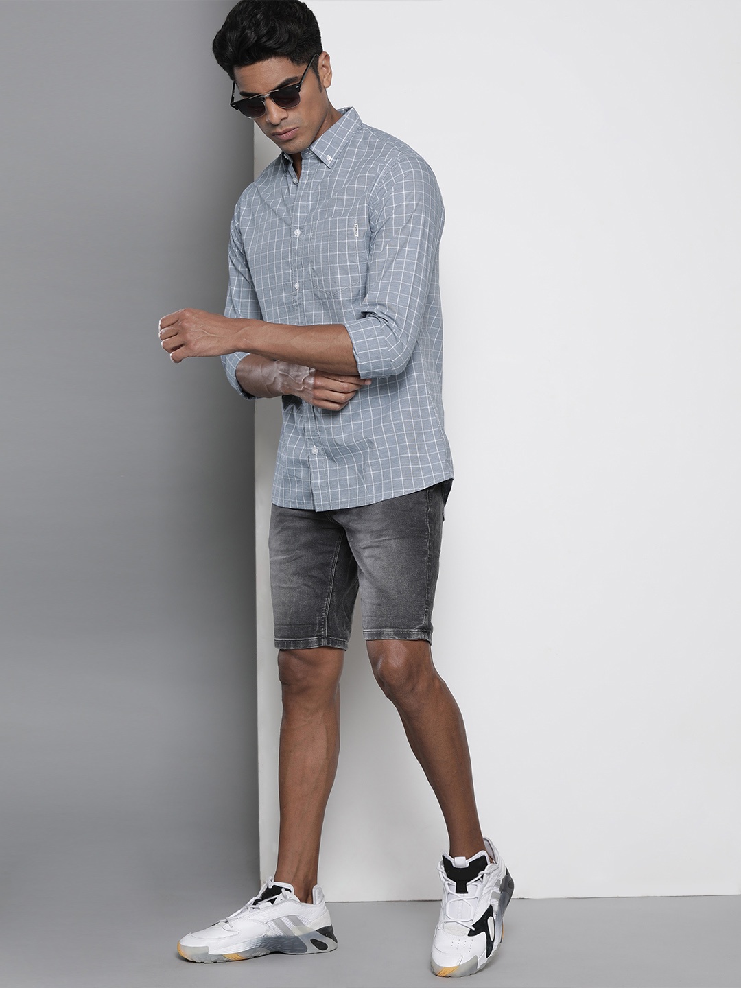 

Tommy Hilfiger Men Blue & White Regular Fit Checked Casual Shirt