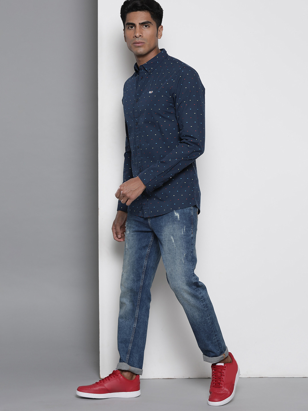 

Tommy Hilfiger Men Navy Blue & Red Slim Fit Self Design Dobby Casual Shirt