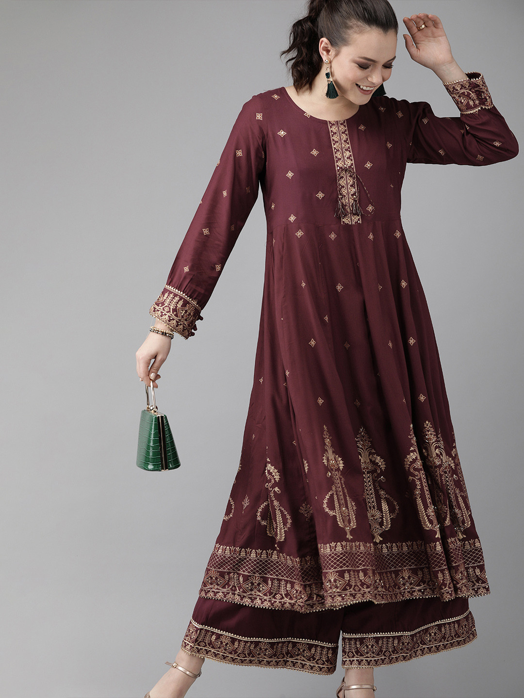 

Ishin Women Burgundy & Gold-Toned Foil Printed Kurta with Palazzos