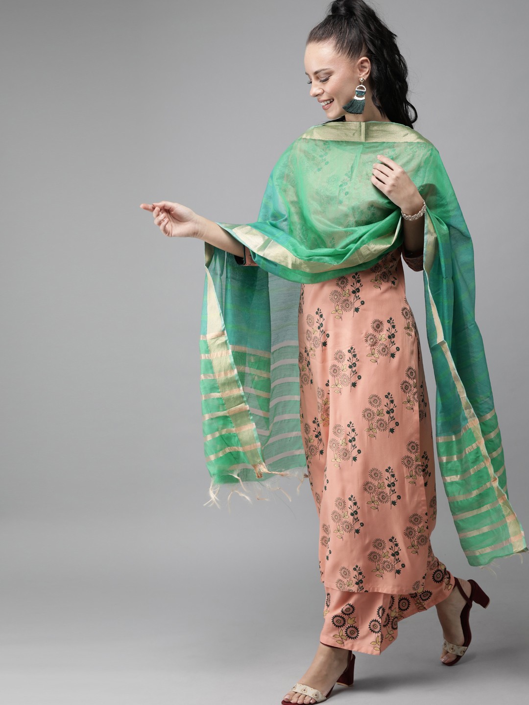 

Indo Era Green & Gold-Toned Striped Dupatta