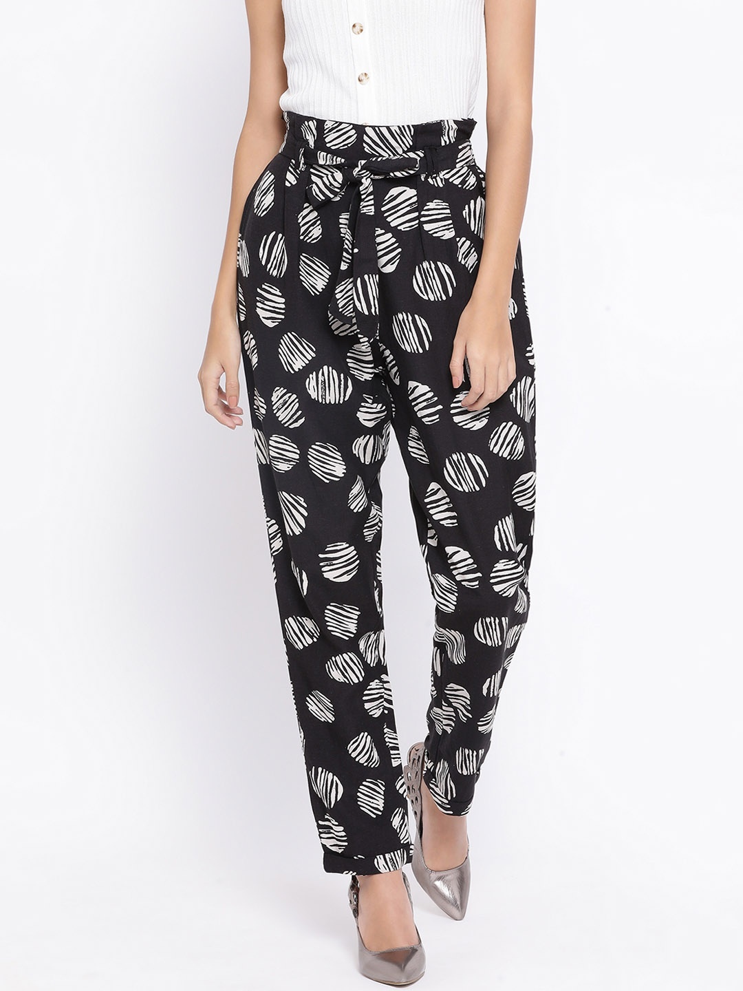 

Oxolloxo Women Black & White Regular Fit Printed Regular Trousers