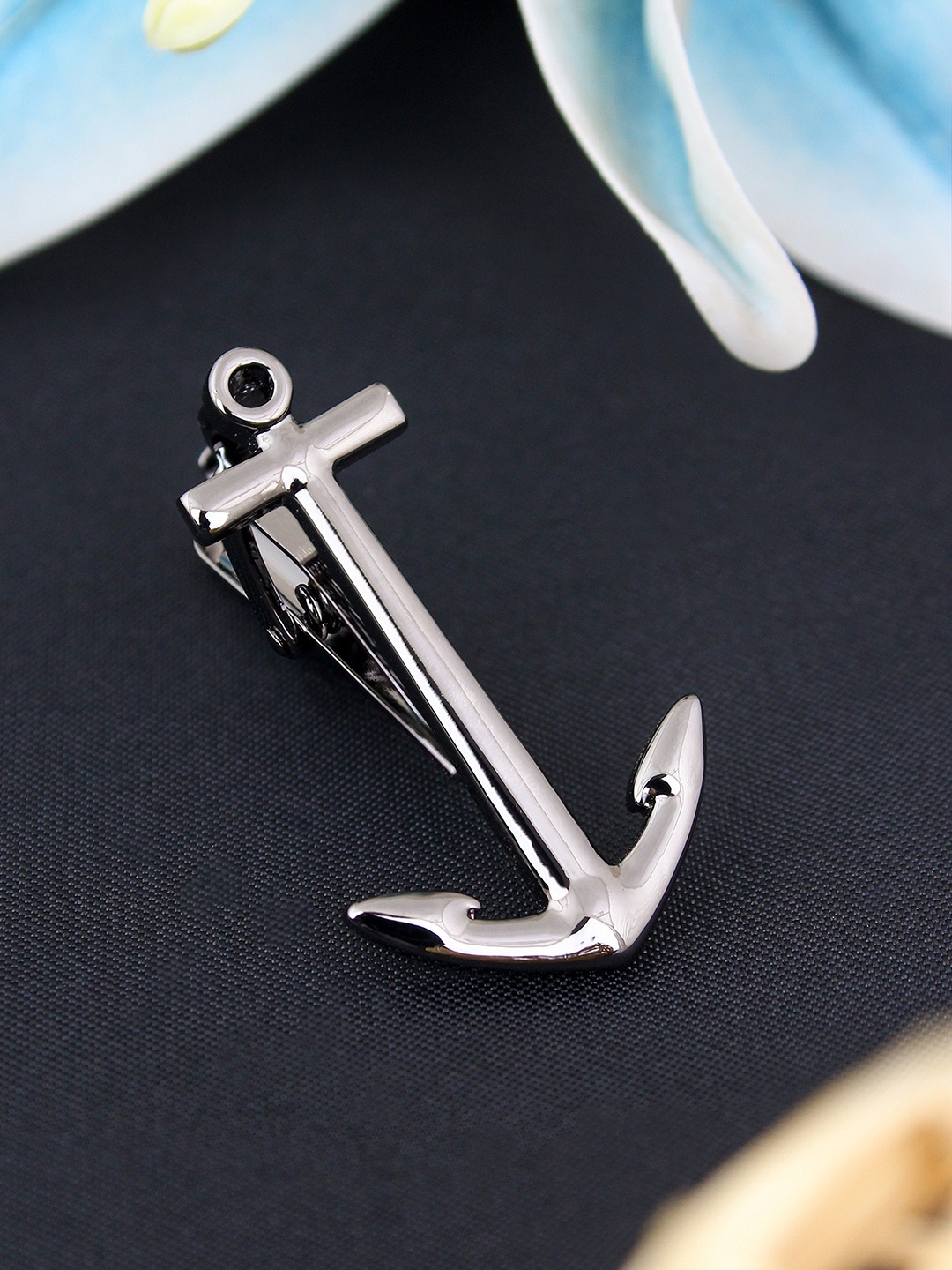 

PELUCHE Men Rhodium-Plated Silver-Toned Anchor-Shaped Tie pin, Grey