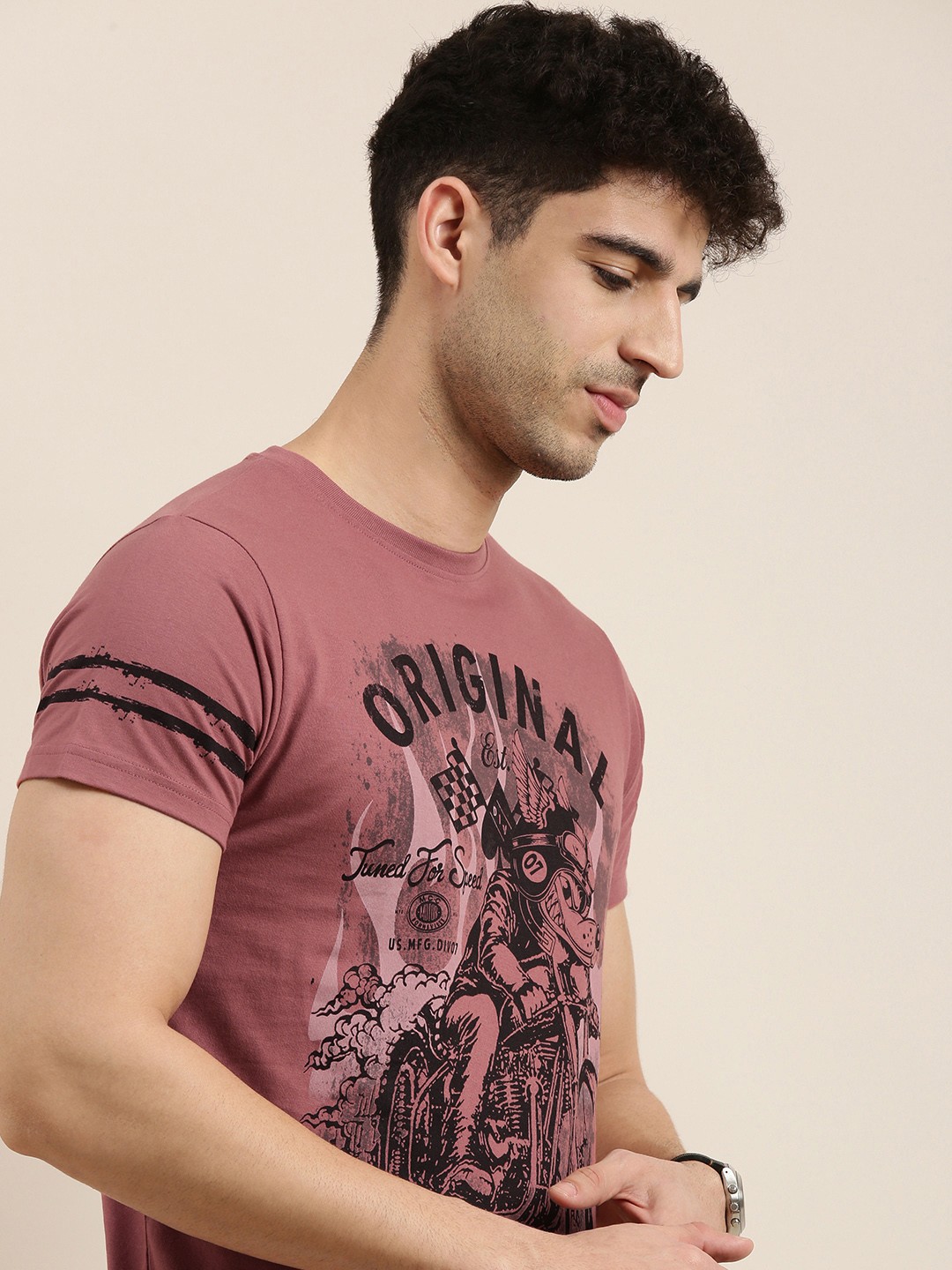 

Conditions Apply Men Mauve Black Printed Round Neck Pure Cotton T-shirt