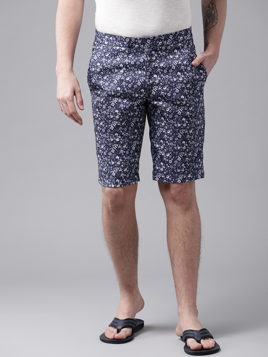 

Shaftesbury London Men Navy & White Printed Slim Fit Surfing Shorts, Navy blue