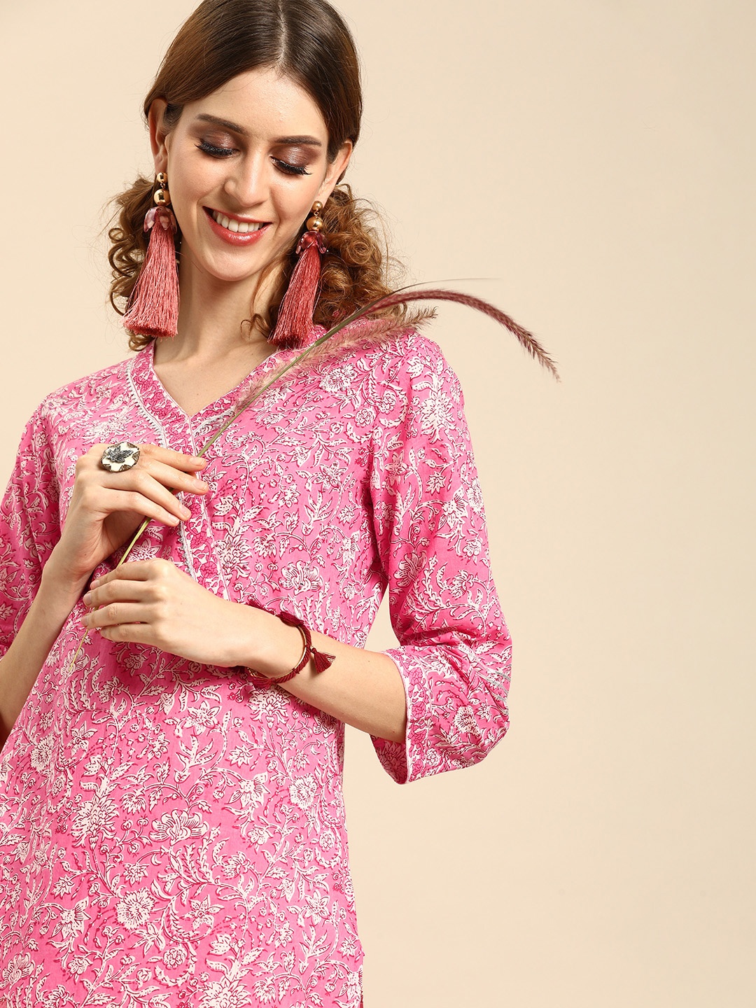 

Varanga Women Pink & White Floral Print Straight Kurta