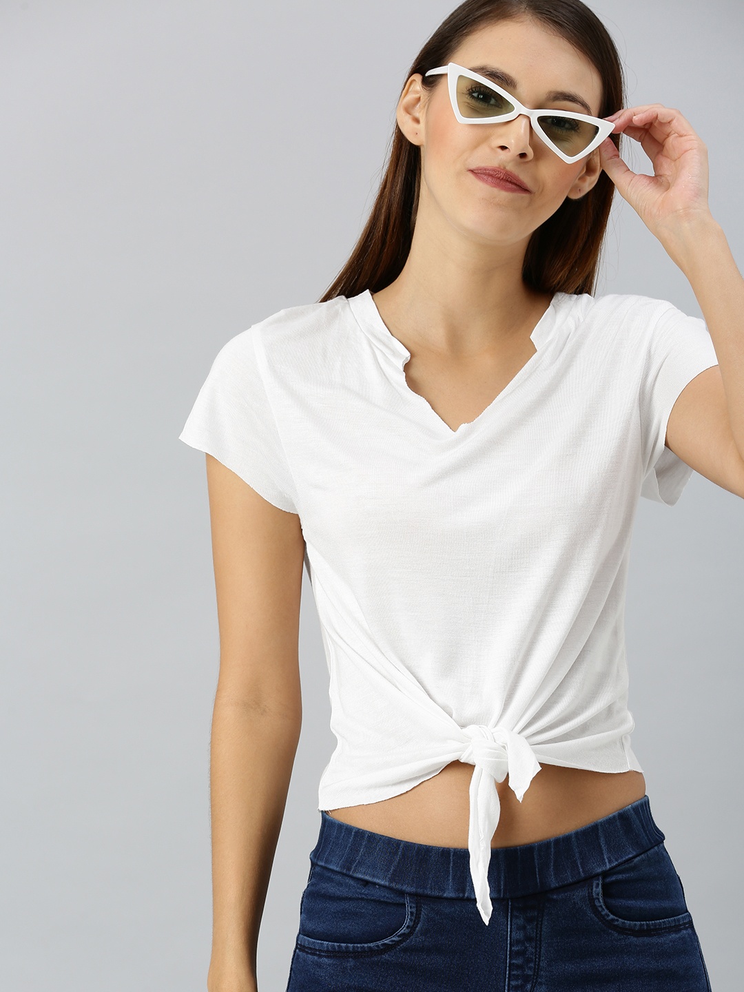 

SASSAFRAS Women White Solid Front Knot Fitted Crop Top