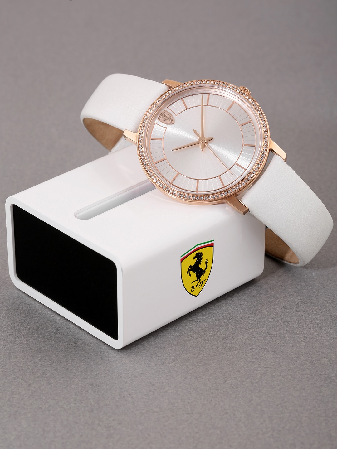 

SCUDERIA FERRARI Women Silver-Toned Donna Ultraleggero Analogue Watch 0820034