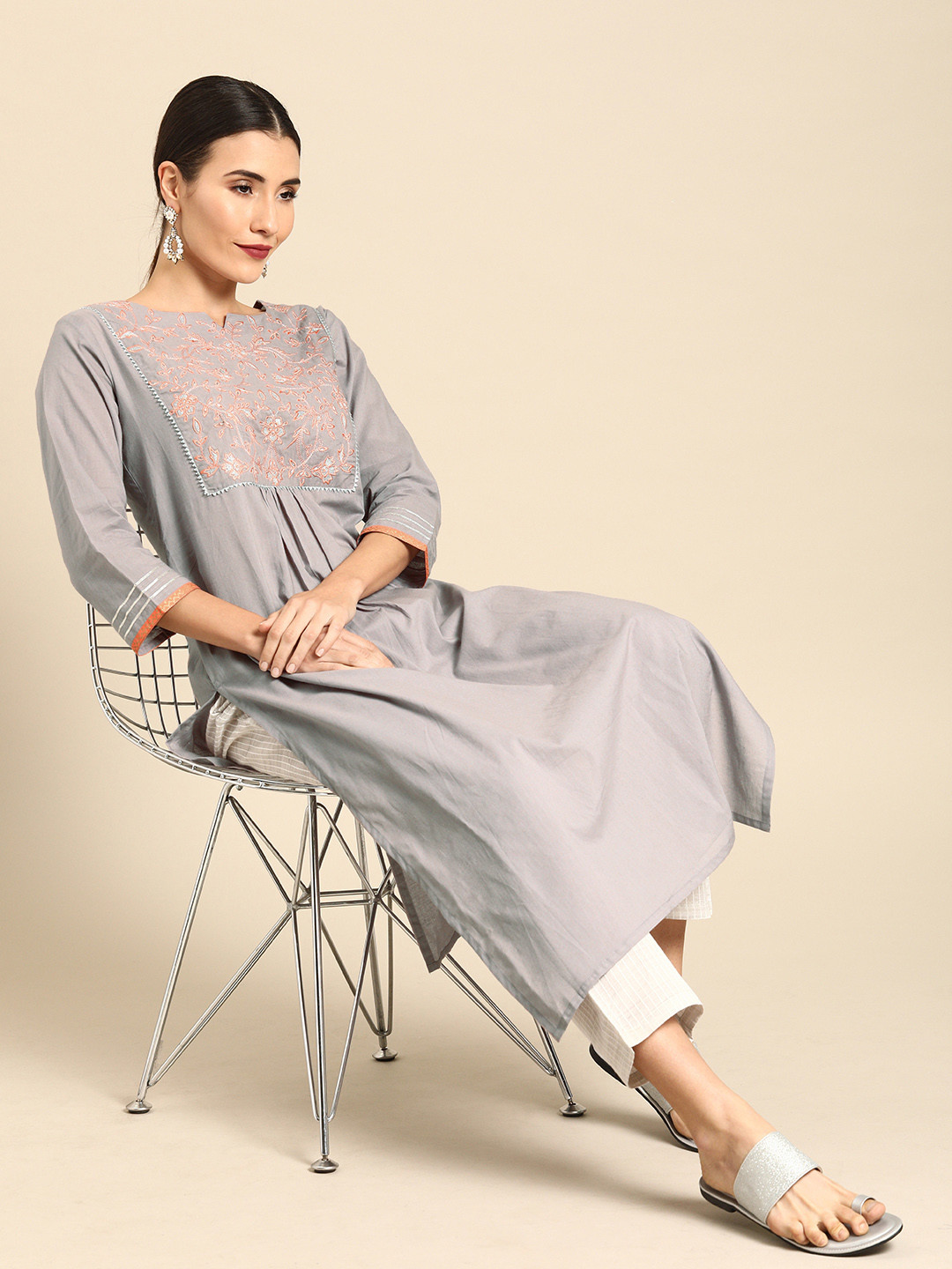 

Varanga Women Grey Embroidered Straight Kurta