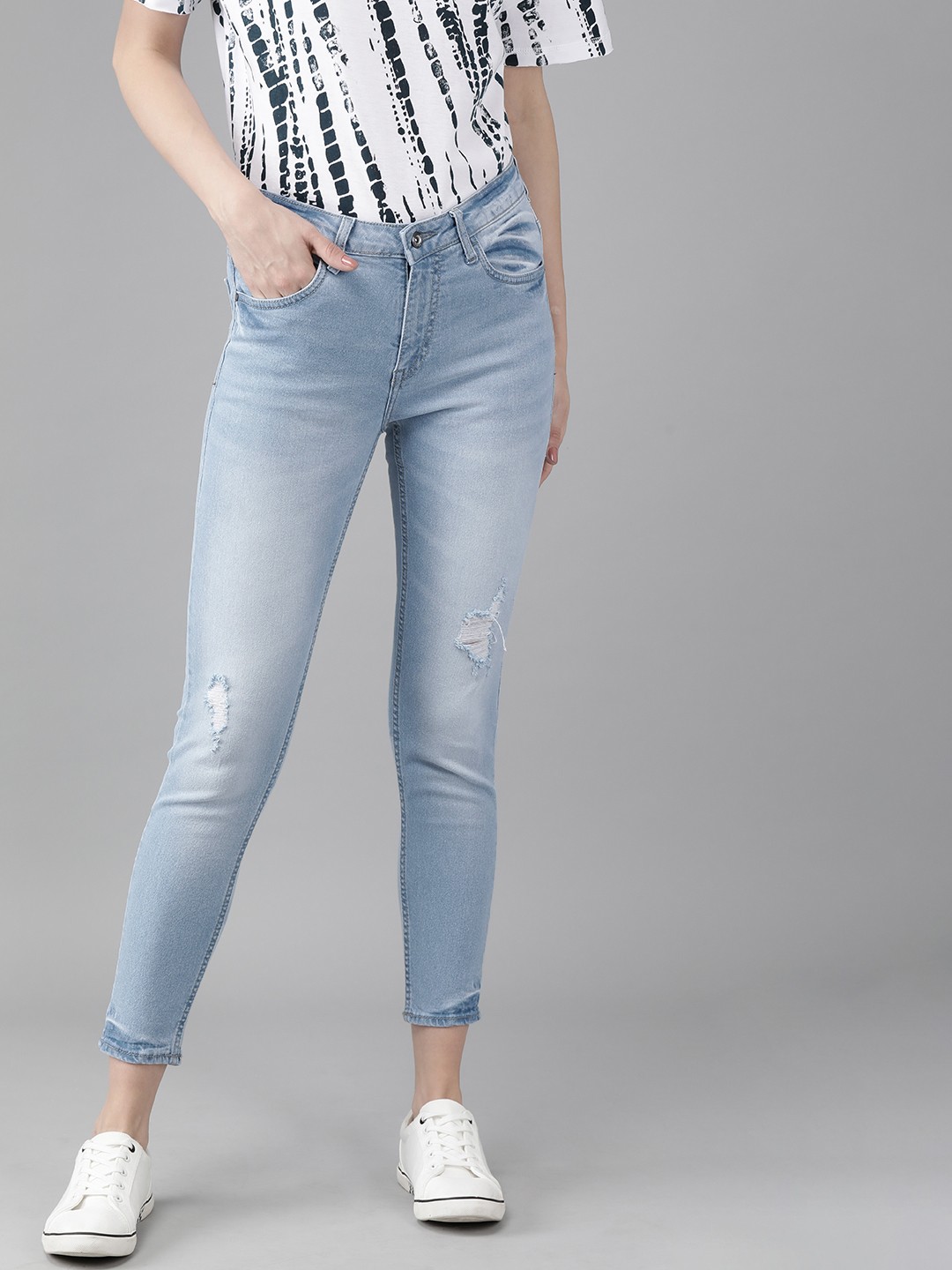 

Roadster Women Blue Skinny Fit Mid-Rise Low Distress Stretchable Cropped Jeans