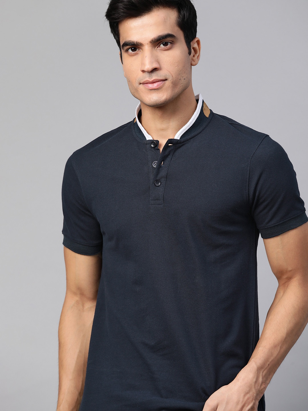 

Roadster Men Navy Blue Pure Cotton Solid Henley Neck Pure Cotton T-shirt
