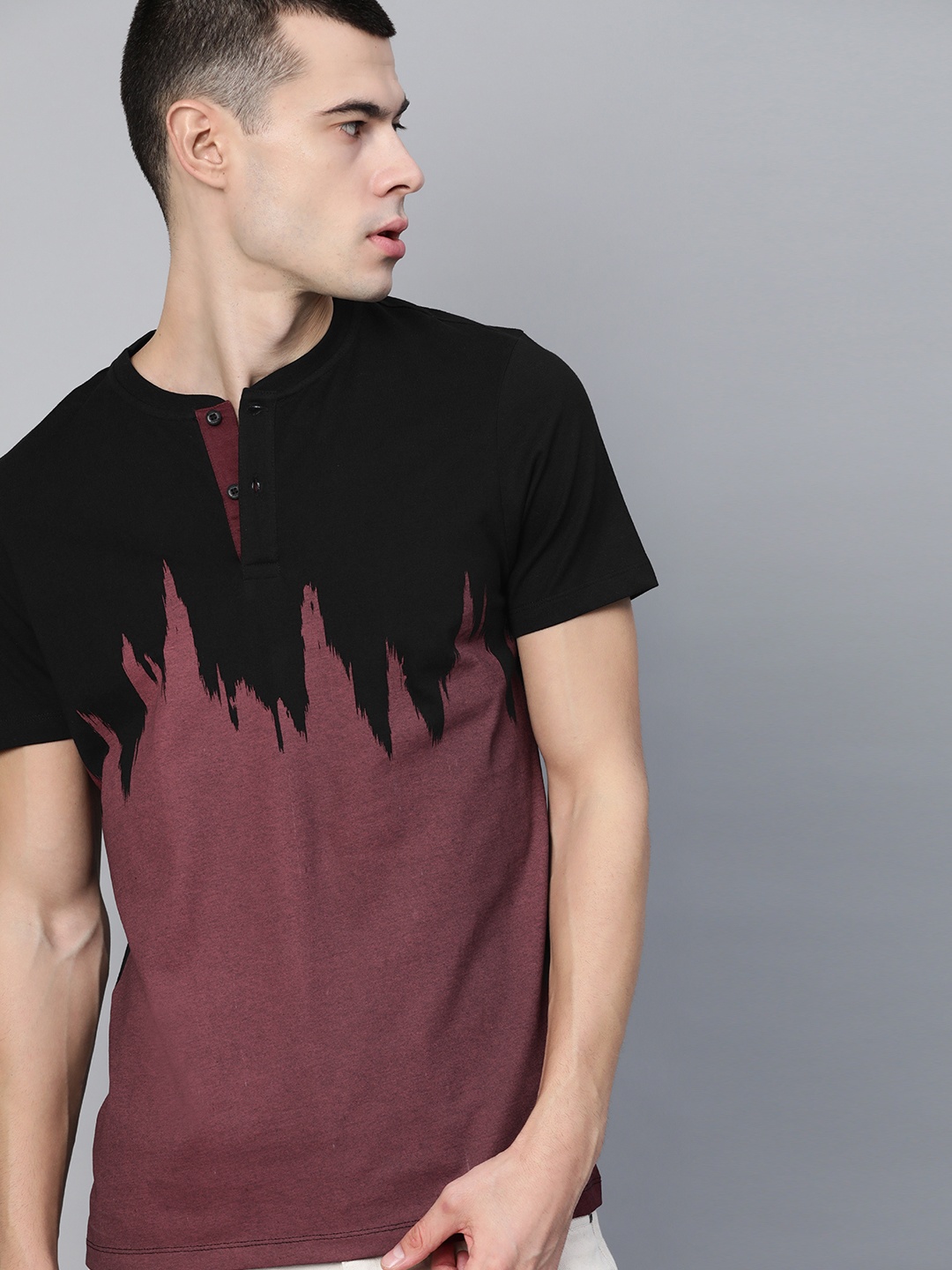 

Roadster Men Black & Mauve Printed Henley Neck T-shirt
