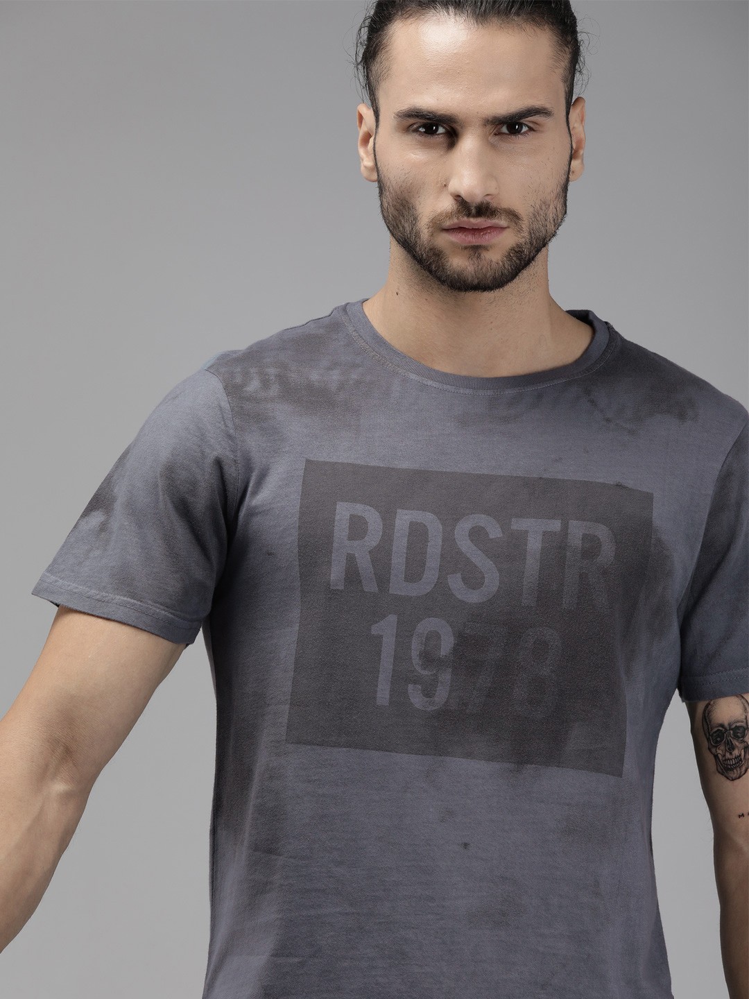 

Roadster Men Charcoal Grey Printed Round Neck Pure Cotton T-shirt