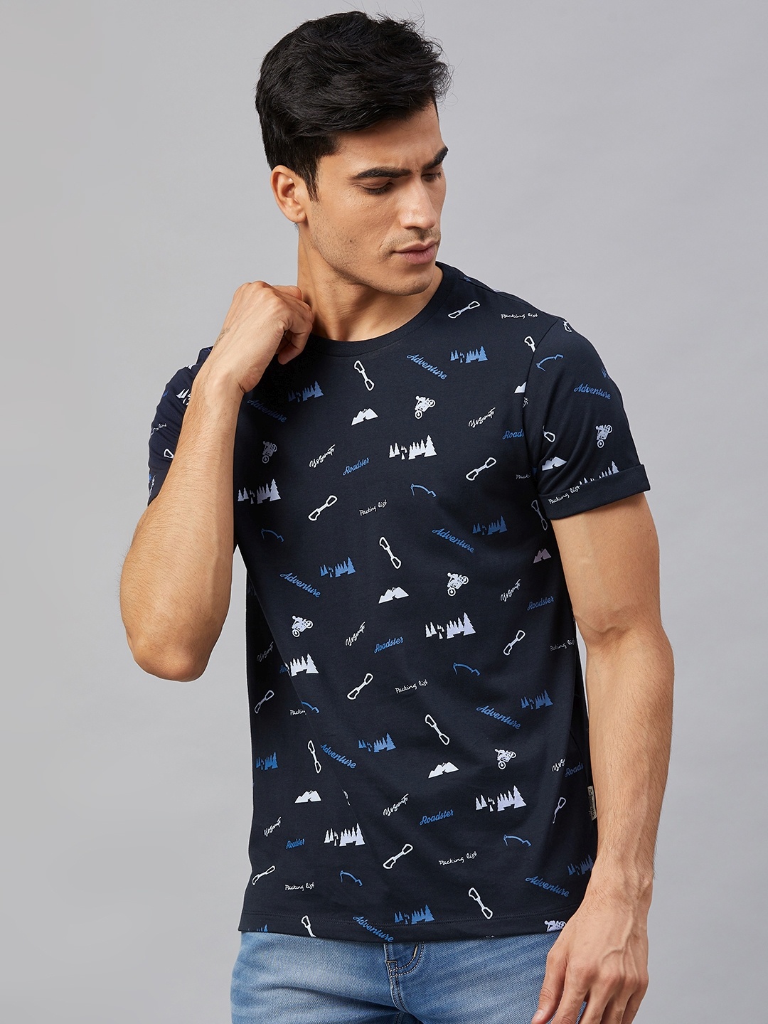 

Roadster Men Navy Blue and White Quirky Printed Round Neck Pure Cotton T-shirt