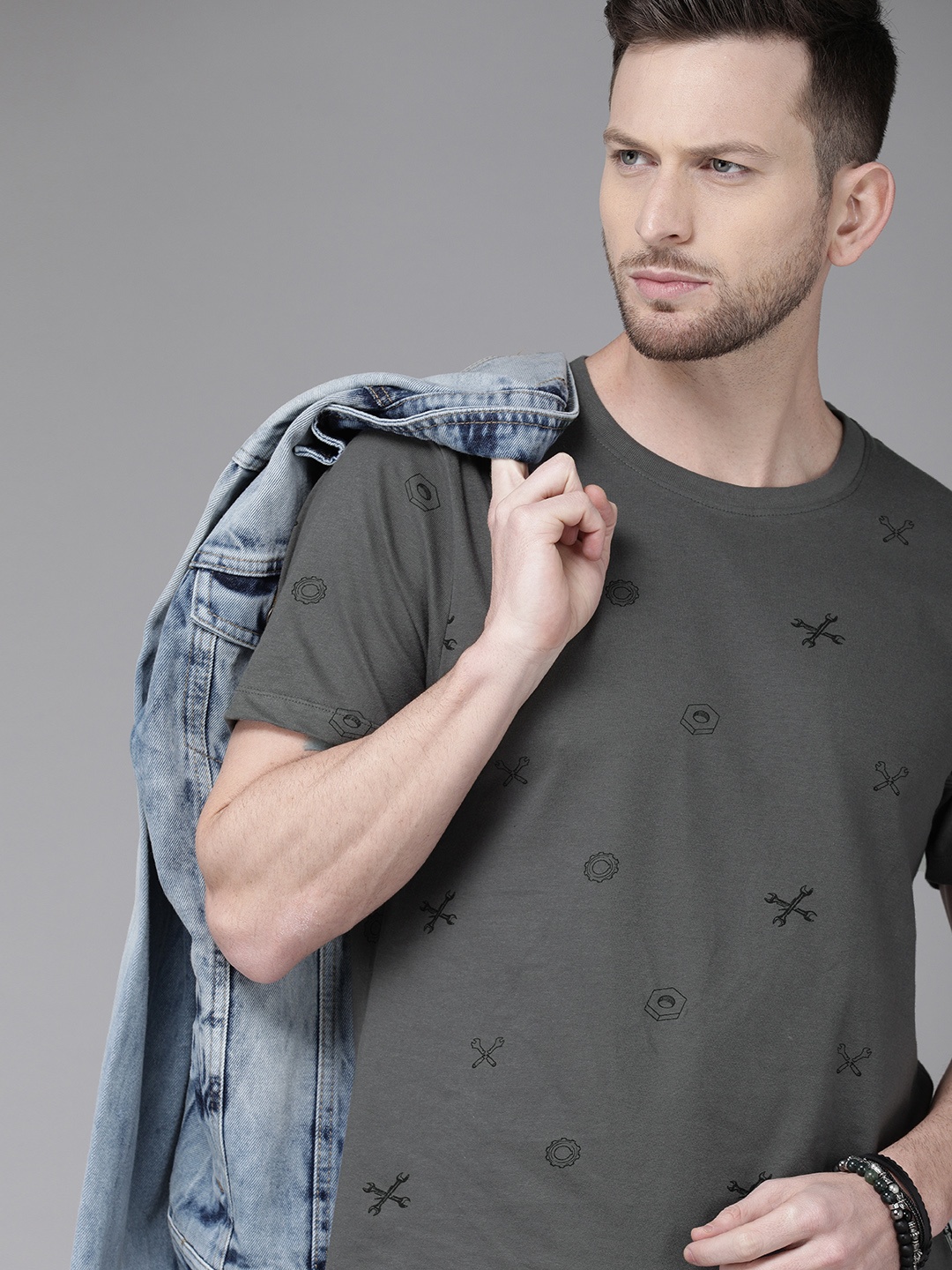 

Roadster Men Charcoal Grey Printed Round Neck Pure Cotton T-shirt