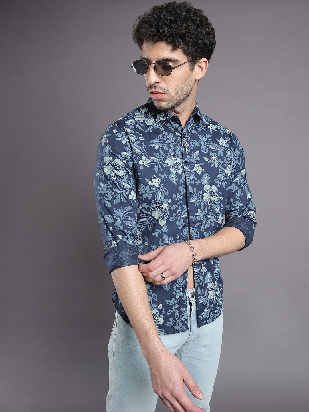 

The Indian Garage Co Men Navy Blue & Grey Slim Fit Floral Printed Casual Shirt