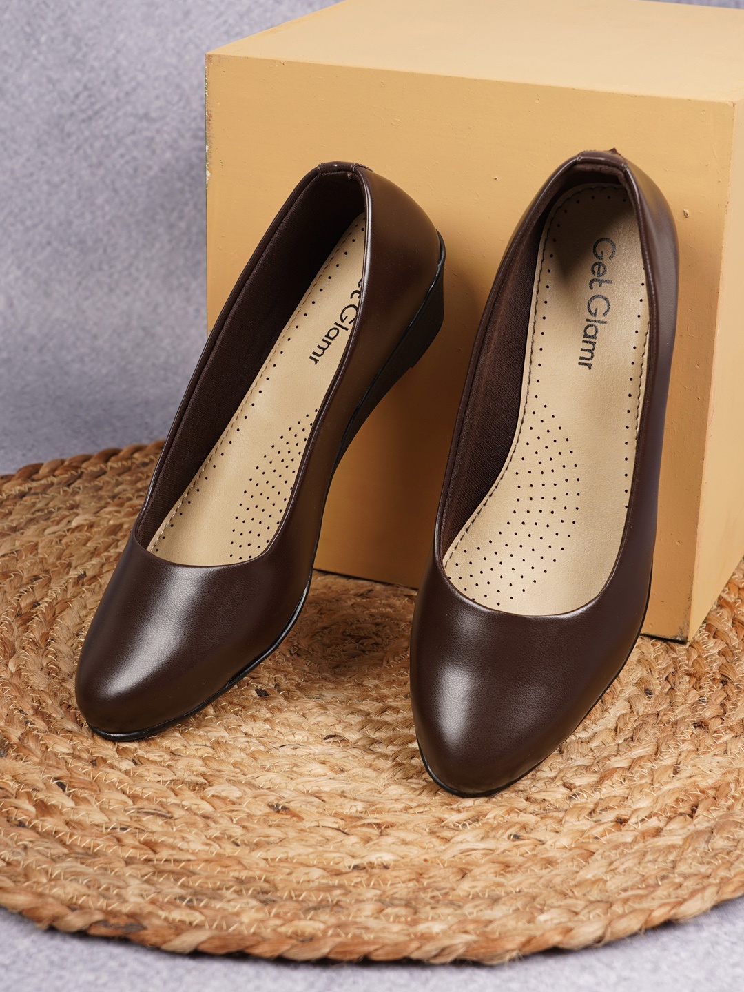 

Get Glamr Women Coffee Brown Solid Pumps