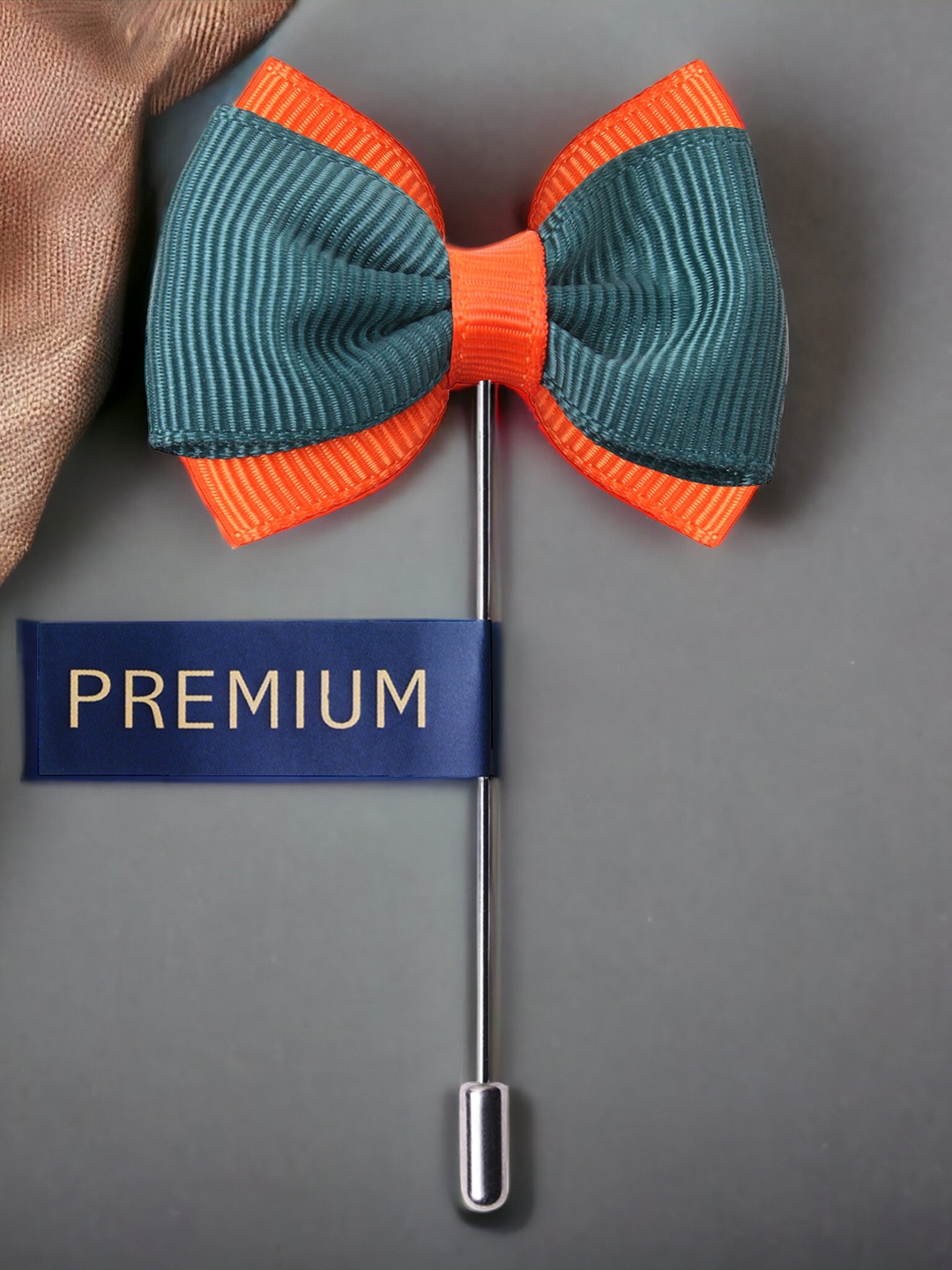 

PELUCHE Men Green & Orange The Graceful Bow Brooch Lapel Pin