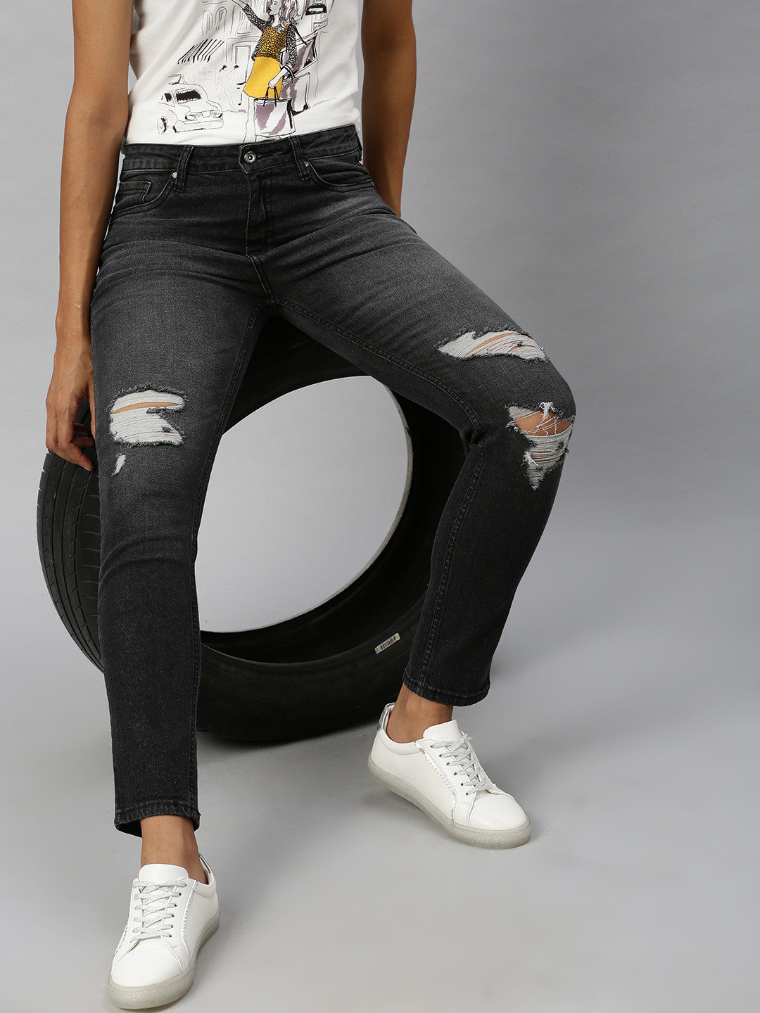 

Roadster Women Black Skinny Fit Mid-Rise Mildly Distressed Stretchable Jeans