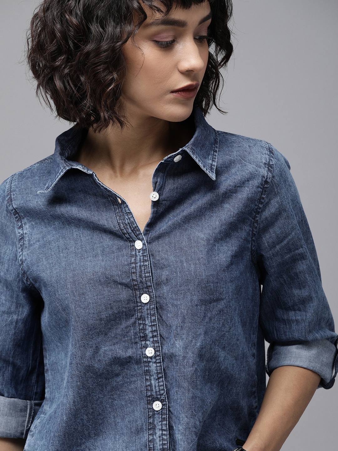 

Roadster Women Blue Regular Fit Faded Frayed Hem Casual Cropped Chambray Shirt