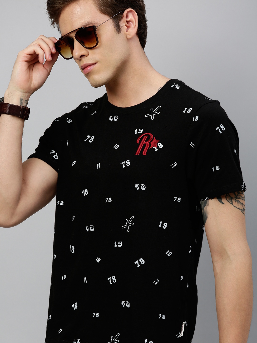 

Roadster Men Black White Printed Round Neck Pure Cotton T-shirt