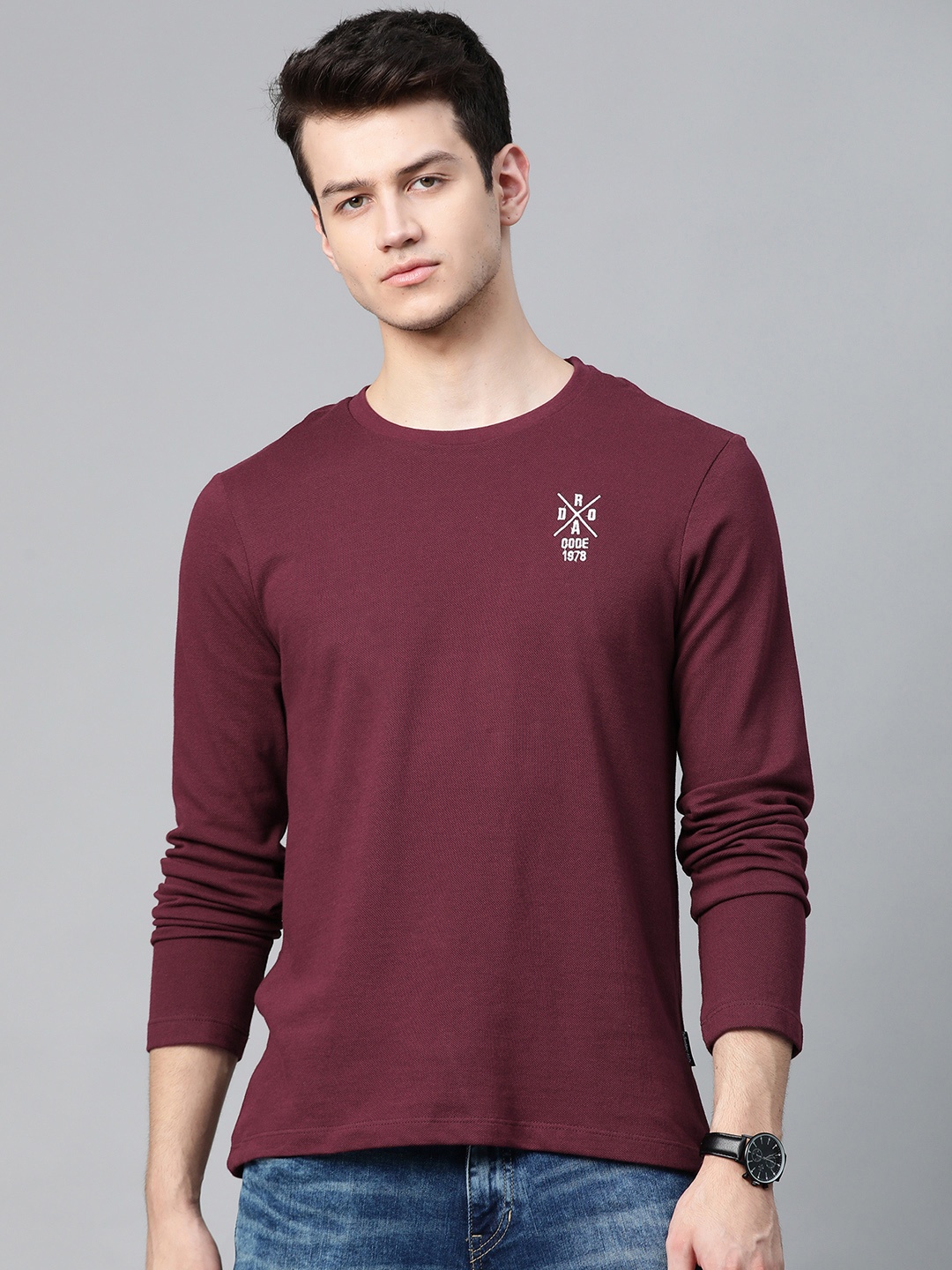 

Roadster Men Burgundy Solid Round Neck T-shirt