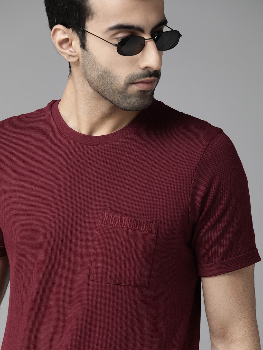 

Roadster Men Burgundy Solid Round Neck T-shirt