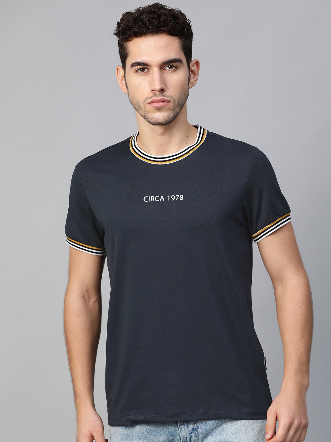 

Roadster Men Navy Blue Solid Round Neck T-shirt