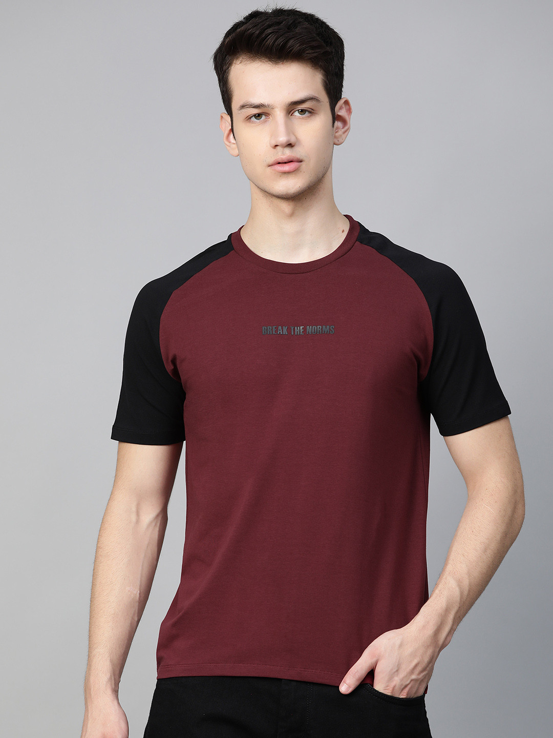 

Roadster Men Maroon & Black Solid Round Neck T-shirt