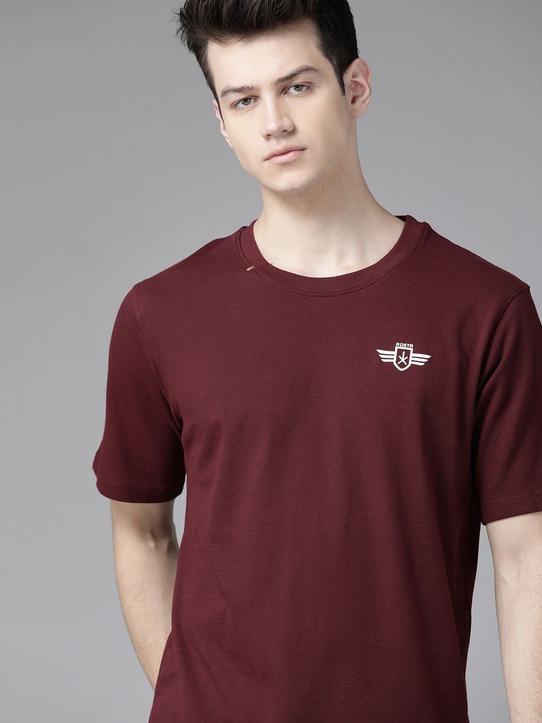 

Roadster Men Burgundy Solid Round Neck T-shirt