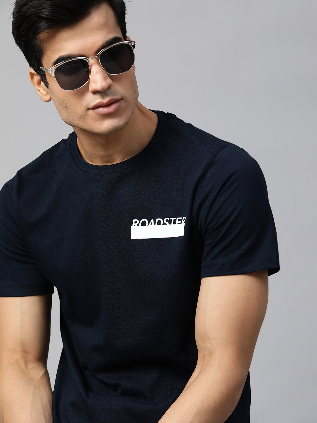 

Roadster Men Navy Blue Solid Round Neck Pure Cotton T-shirt