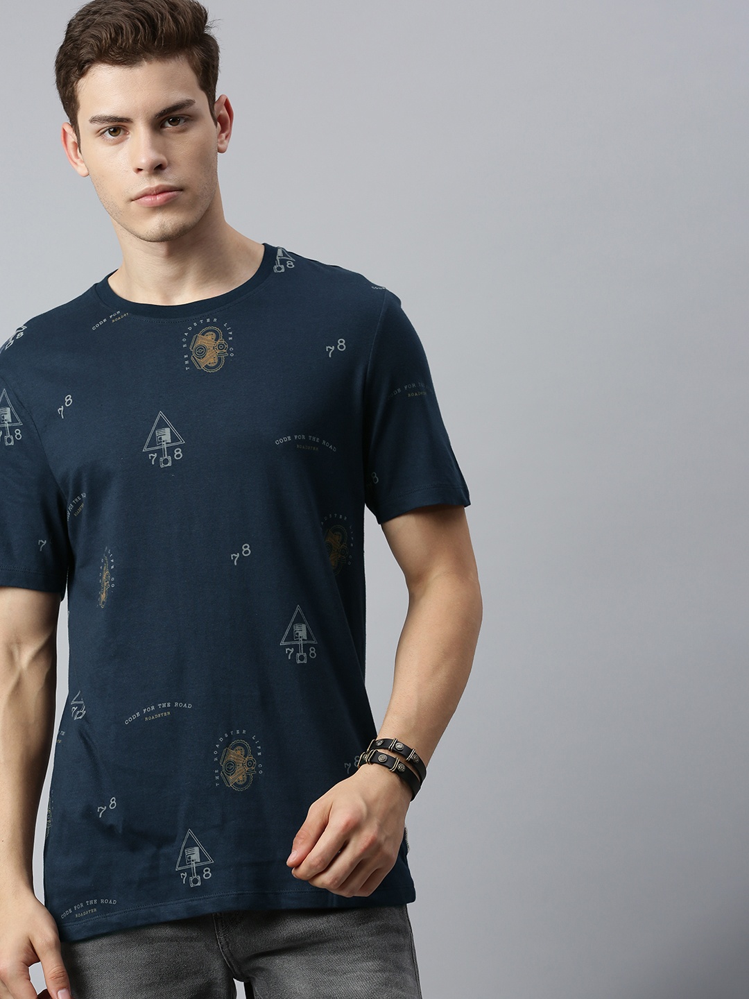 

Roadster Men Navy Blue Conversational Printed Round Neck Pure Cotton T-shirt