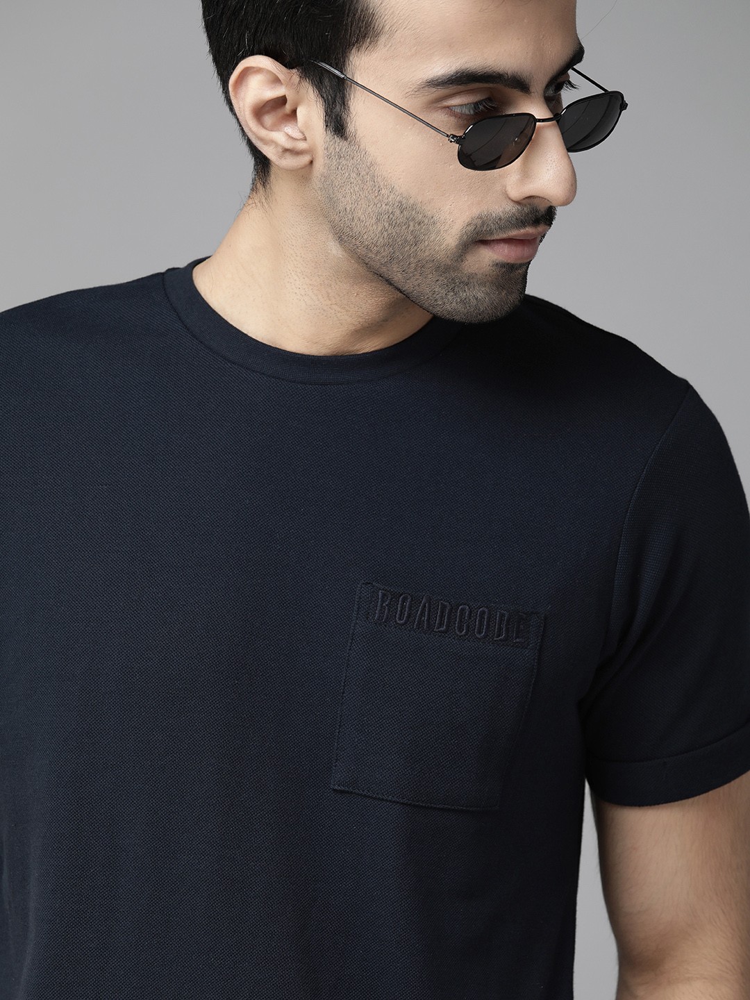 

Roadster Men Navy Blue Solid Round Neck T-shirt