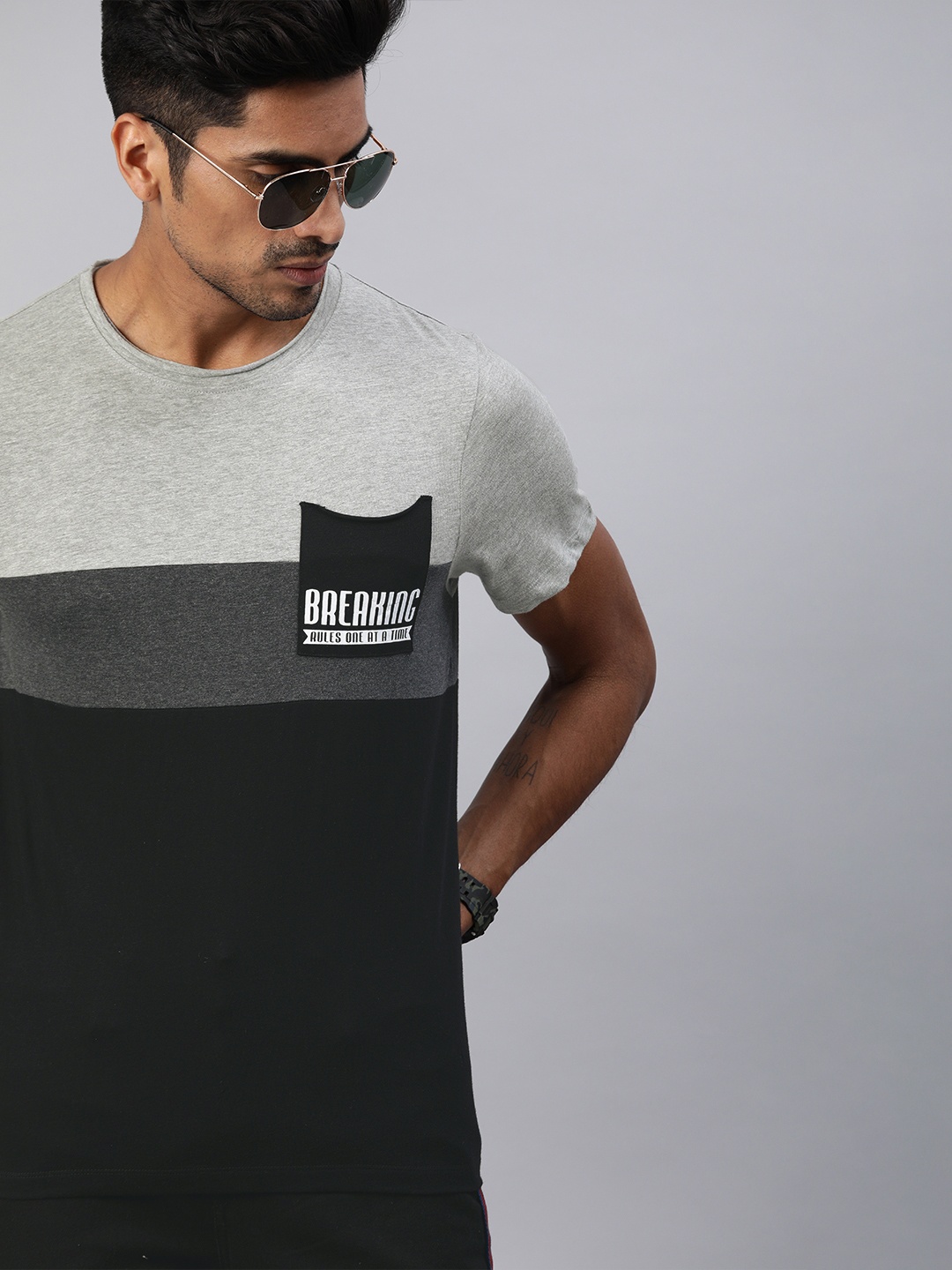 

Roadster Men Grey & Black Colourblocked Round Neck T-shirt with Pocket