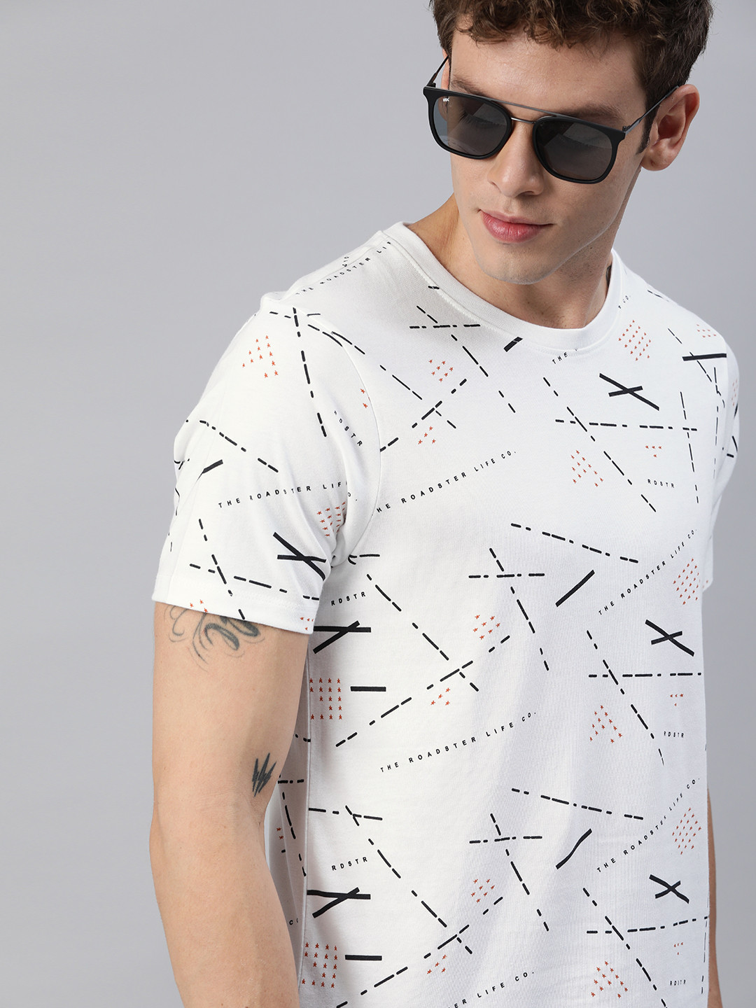 

Roadster Men White Printed Round Neck Pure Cotton T-shirt