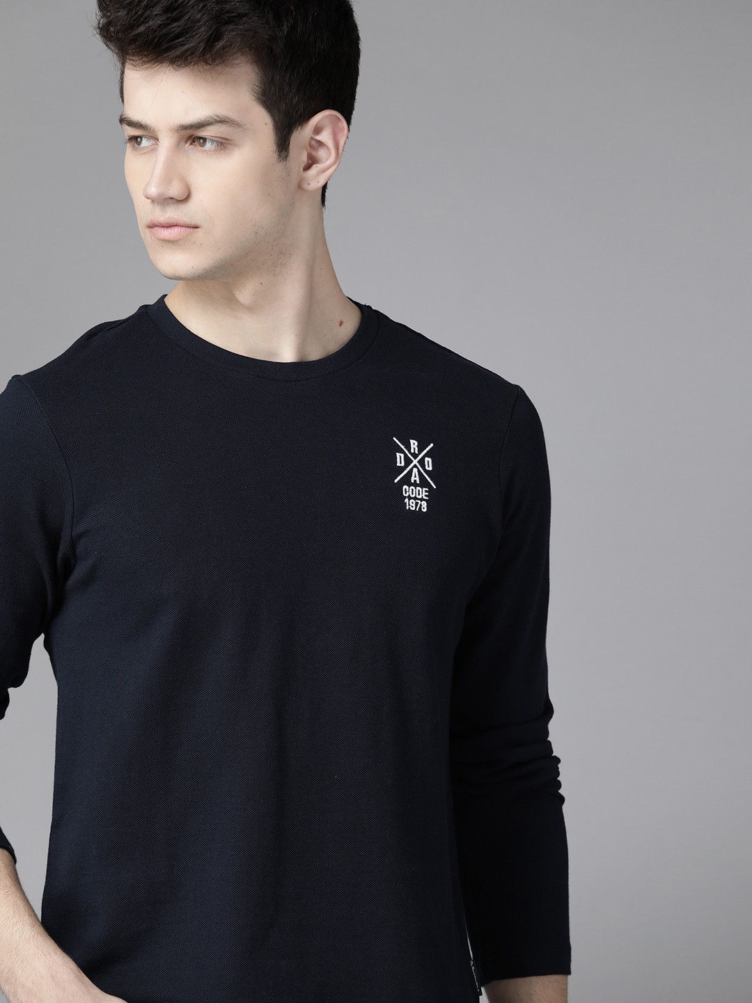 

Roadster Men Navy Blue Solid Round Neck Pure Cotton T-shirt