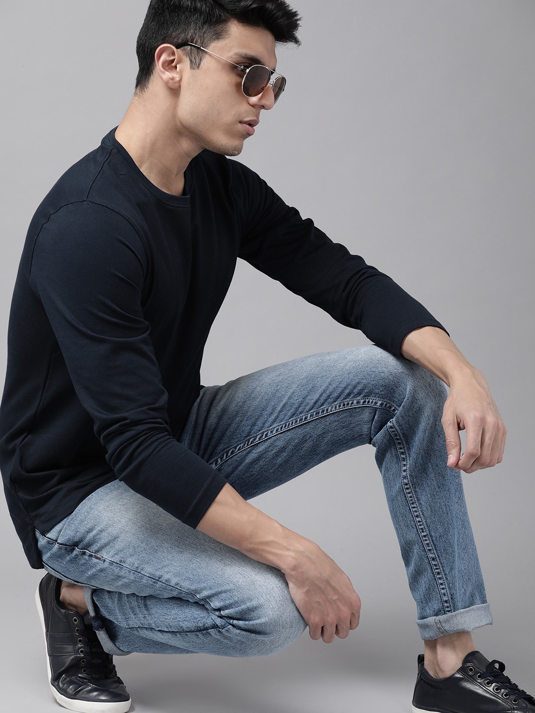 

Roadster Men Navy Blue Solid Round Neck T-shirt
