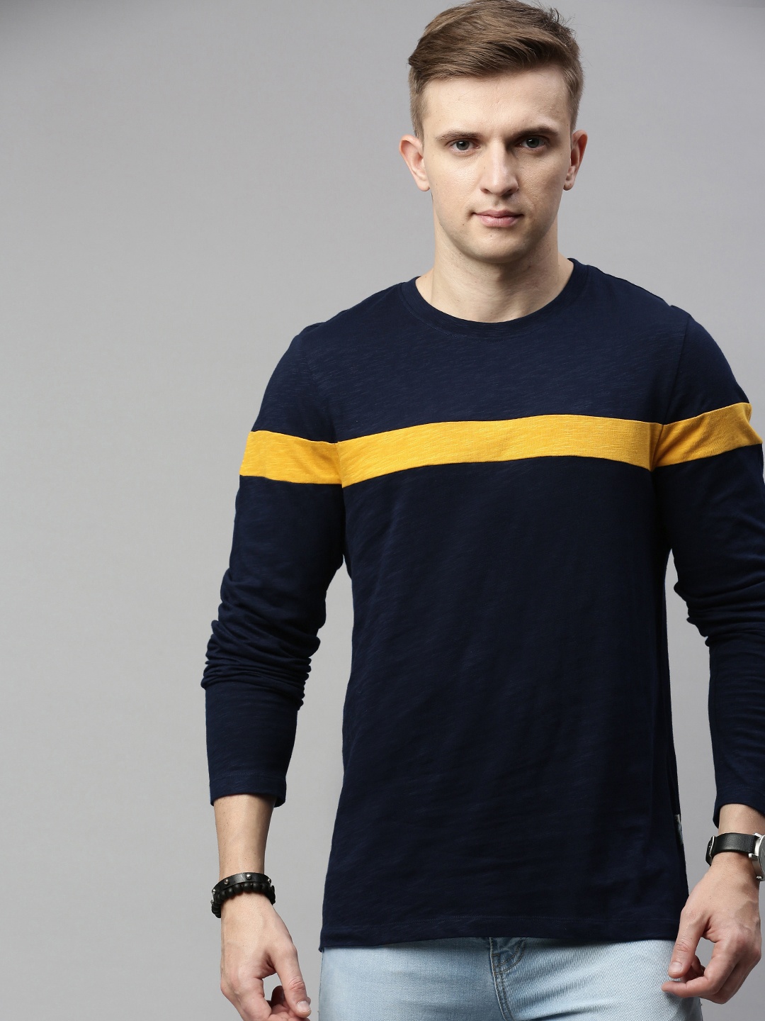 

Roadster Men Navy Blue Striped Round Neck T-shirt