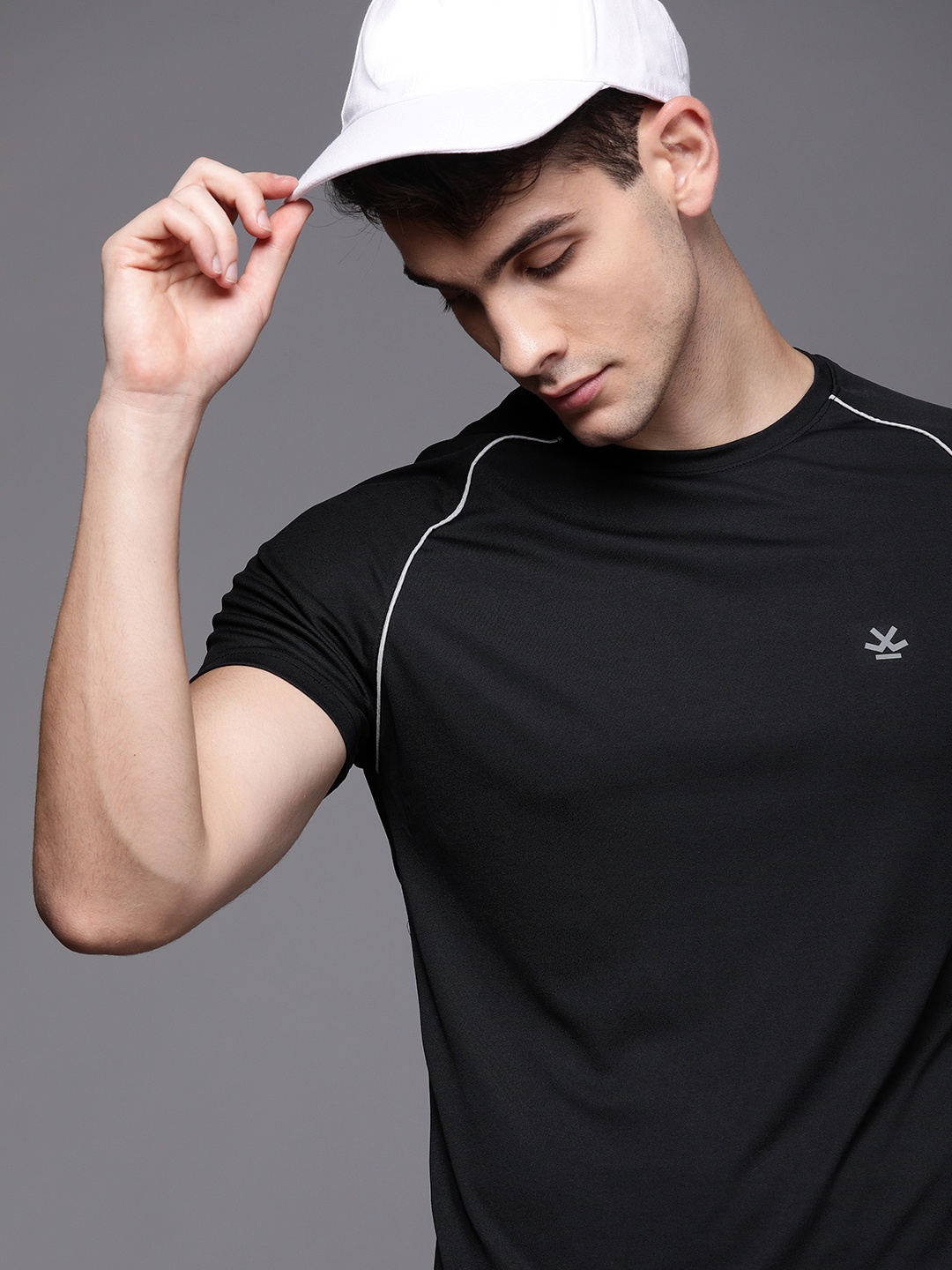 

WROGN ACTIVE Men Black Solid Round Neck T-shirt