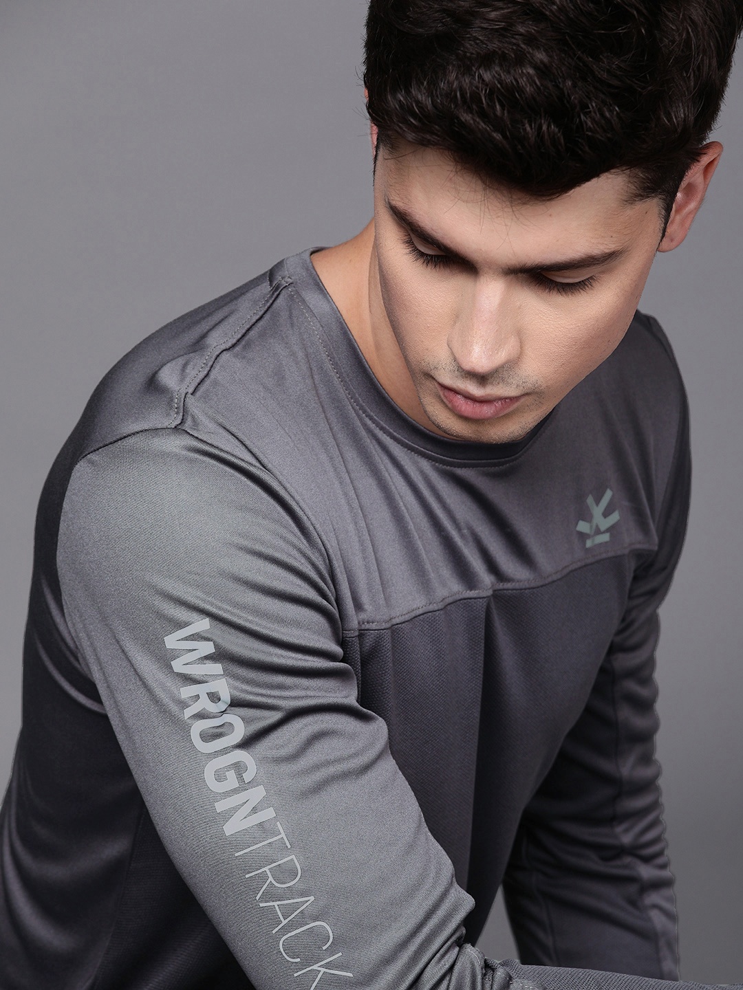 WROGN ACTIVE Men Grey Solid Round Neck T-shirt With Printed Detailing