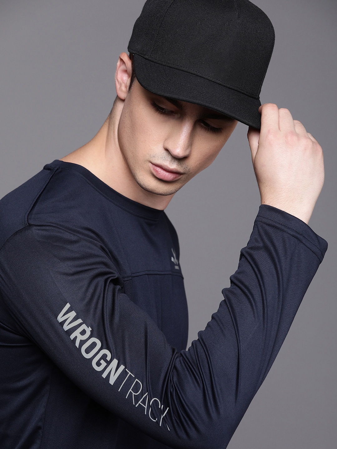 

WROGN ACTIVE Men Navy Blue Solid Round Neck T-shirt With Printed Detailing