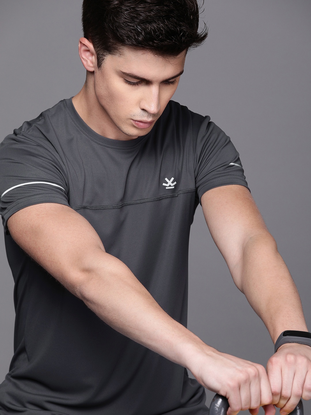 WROGN ACTIVE Men Charcoal Grey Solid Round Neck T-shirt