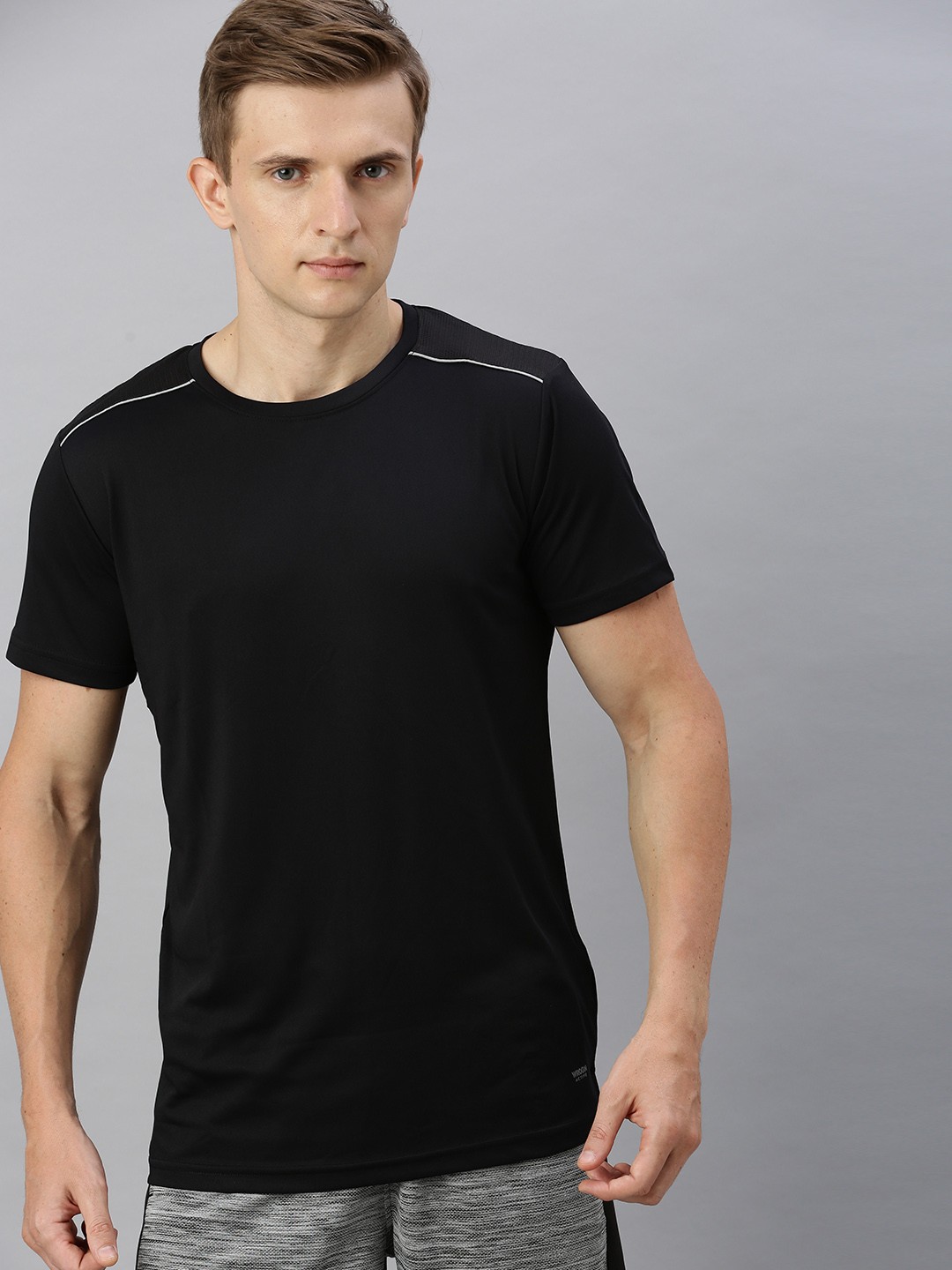 

WROGN ACTIVE Men Black Solid Round Neck T-shirt